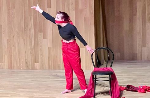 Abbattere le barriere a colpi di danza. Al Politeama la performance dedicata all’autismo della ballerina, coreografa e attivista autistica Red Fryk Hey